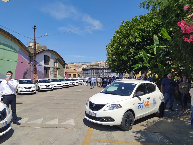 Catania, una folla di gente felice accoglie le vetture AmiGo al parcheggio Amt R1