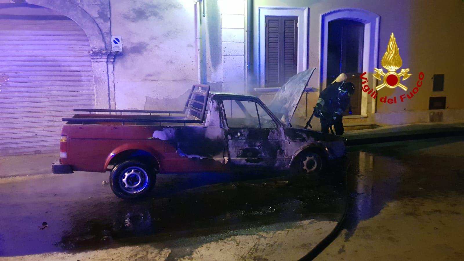 Fiamme nella notte, incendio distrugge auto: ipotesi intimidazione a consigliere comunale