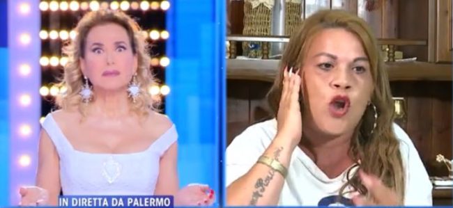 Scherno, ironia e minacce di morte per Angela ospite di Live non è la D’Urso: tutta la verità
