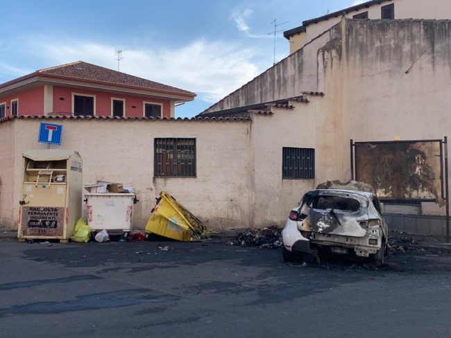 Notte “infuocata” a Barriera di Catania. Il boato terrorizza i residenti: macchina e cassonetto a fuoco