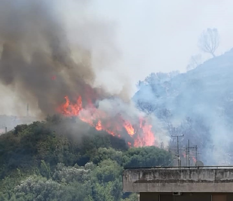 Momenti di terrore a Messina. Vasto incendio lambisce abitazioni: vigili del fuoco e forestale sul posto