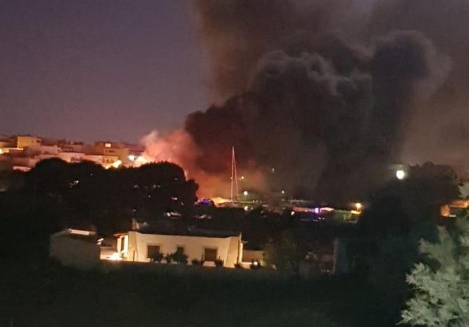 Fiamme alte e intolleranza a Lampedusa, incendiate barche usate dai migranti: indagini in corso