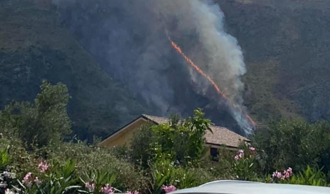 Fiamme imponenti, brucia la “Montagna”: il fuoco minaccia le abitazioni – VIDEO