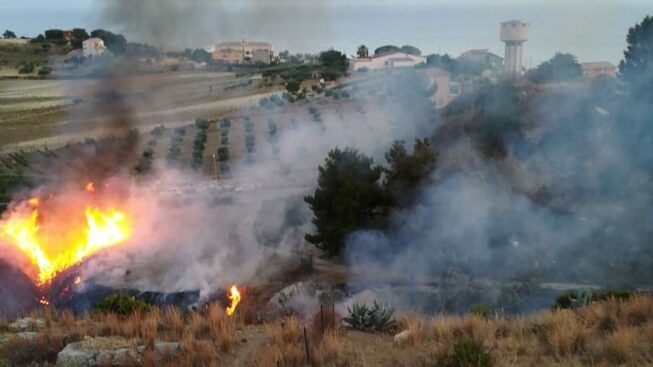 Paura in campagna per incendio boschivo: fuoco e fiamme vicino alle abitazioni, macchia mediterranea ridotta in cenere