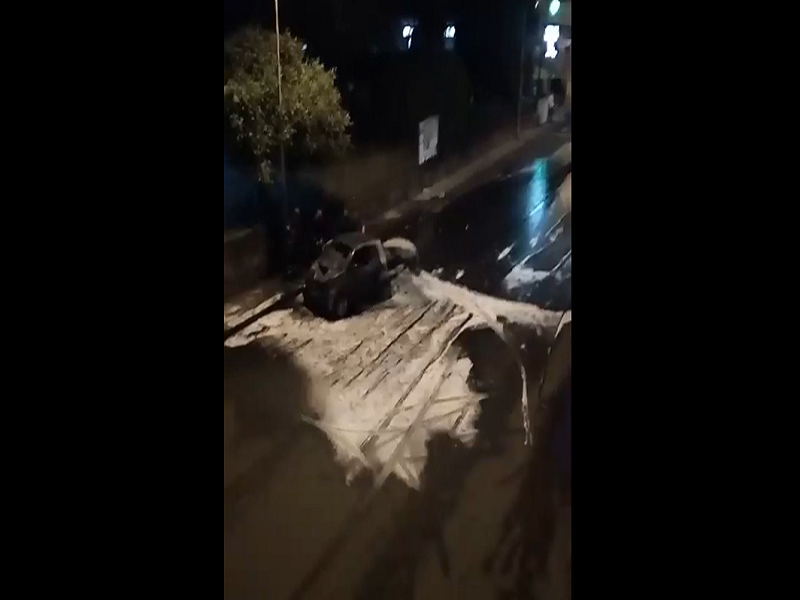 Auto in fiamme ad Acireale, brucia Smart in piazza Dante: il VIDEO, si indaga sulle cause