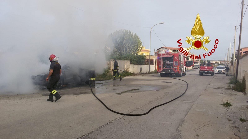Auto parcheggiata va in fiamme. Coltre di fumo vicino alle abitazioni: vigili del fuoco sul posto