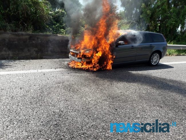 Incendio lungo l’A18 Catania-Messina: auto in fiamme prima dello svincolo di Giarre