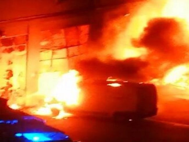 Le fiamme e il dramma di 23 famiglie, scatta l’evacuazione dalle case: ancora in corso operazioni di spegnimento