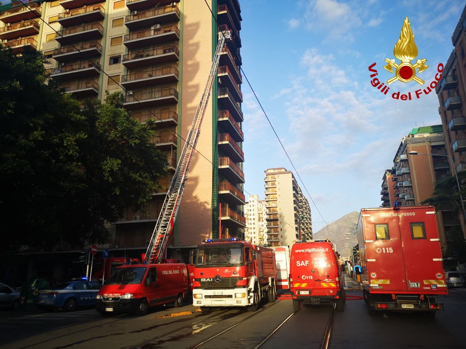 Incendio in un appartamento, Francesca Maria Ancafora muore per le ustioni: figlia in ospedale, 9 agenti intossicati