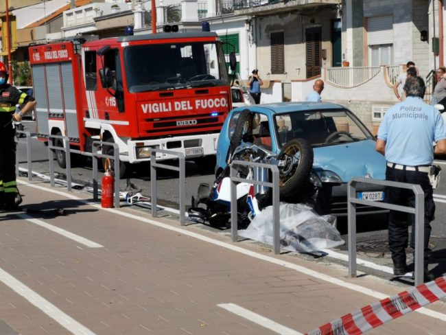 Scontro fatale tra una Fiat 600 e una moto, ragazza incastrata tra le lamiere muore sul colpo
