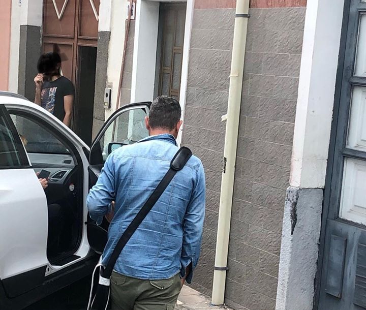 Incidente in via Plebiscito, auto sbanda e finisce sul portone di un’abitazione