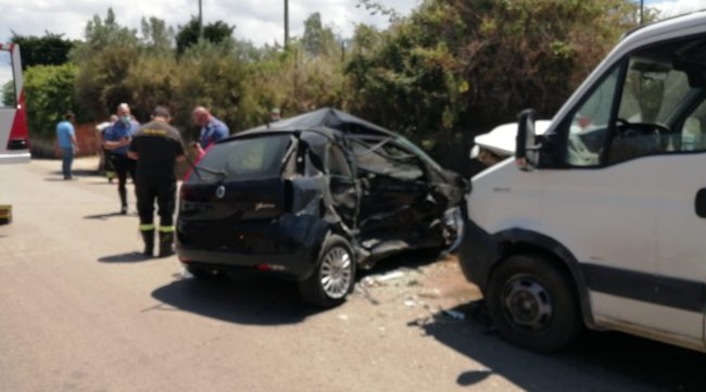 Drammatico scontro auto-furgone in prossimità di una curva: due feriti in ospedale