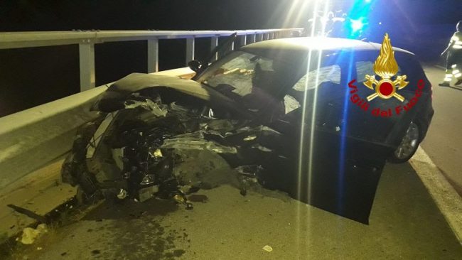 Momenti di terrore per il conducente di una BMW. Auto si schianta e diventa una trappola di lamiere