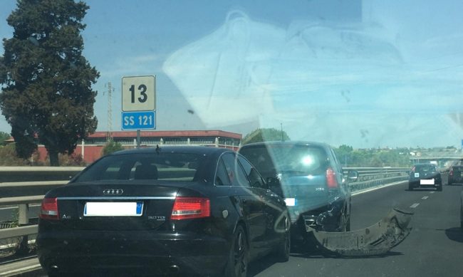 Schianto sulla 121, macchina “vola” e arriva dentro l’Etnapolis: auto distrutte, sconosciuti i feriti