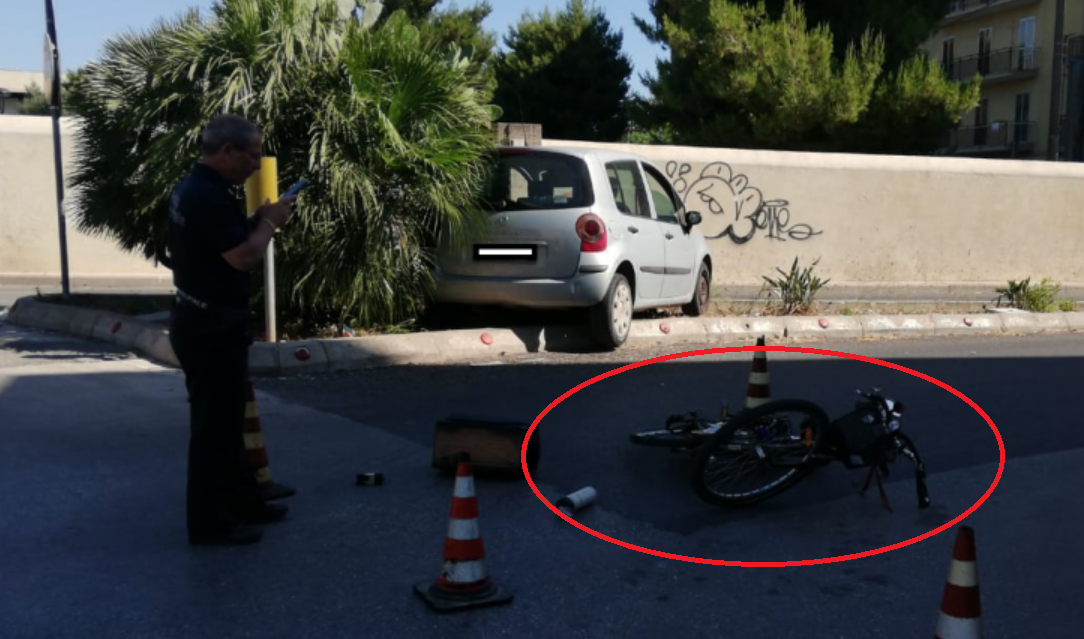 Schianto auto-bici in via Carlo Forlanini: ciclista in ospedale, auto distrutta