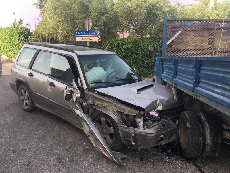 Pauroso incidente nel Ragusano, catanese effettua sorpasso azzardato e si scontra con un autocarro