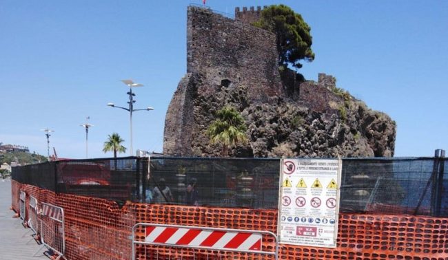 Aci Castello, via al consolidamento della piazza principale. Sindaco Scandurra: “Non poteva rimanere così”