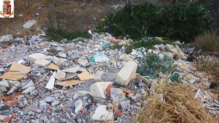 Abusivismo edilizio e smaltimento di rifiuti tossici, blitz a Librino: in manette latitante catanese