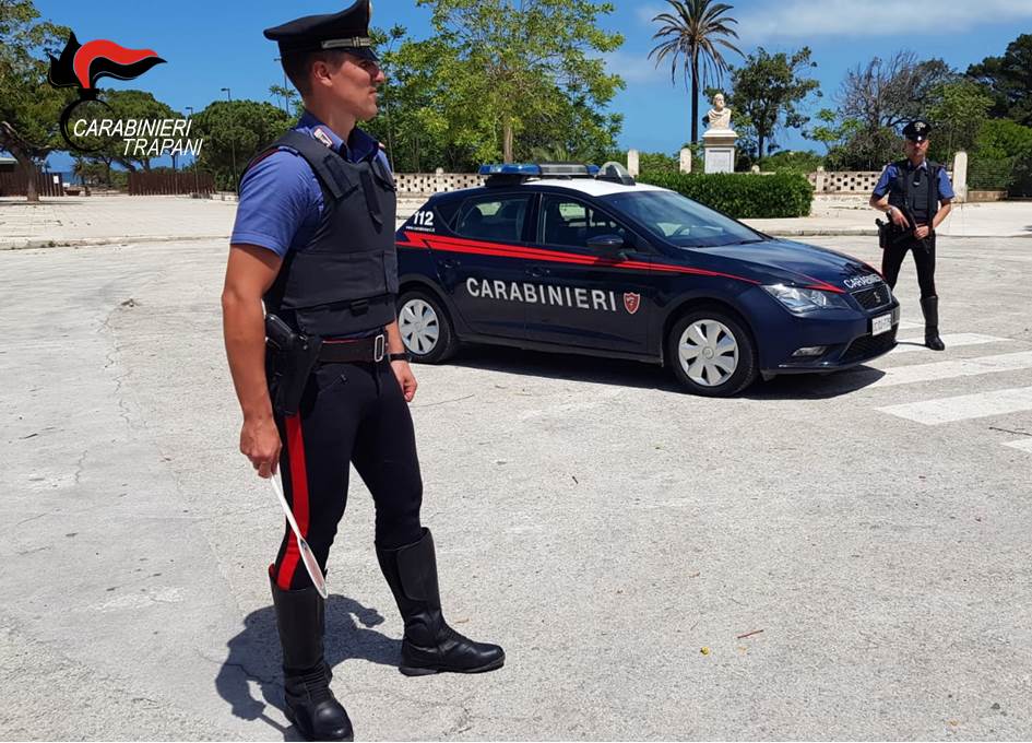 Maxi rissa in via Garibaldi, coinvolti cittadini extracomunitari: tunisino aggredisce carabinieri, arrestato