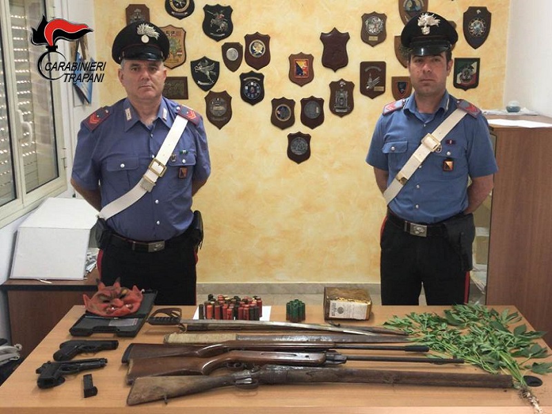 Armi, spade, munizioni e marijuana sparsa per casa: il “nervosismo” incastra Giovanni Norrito