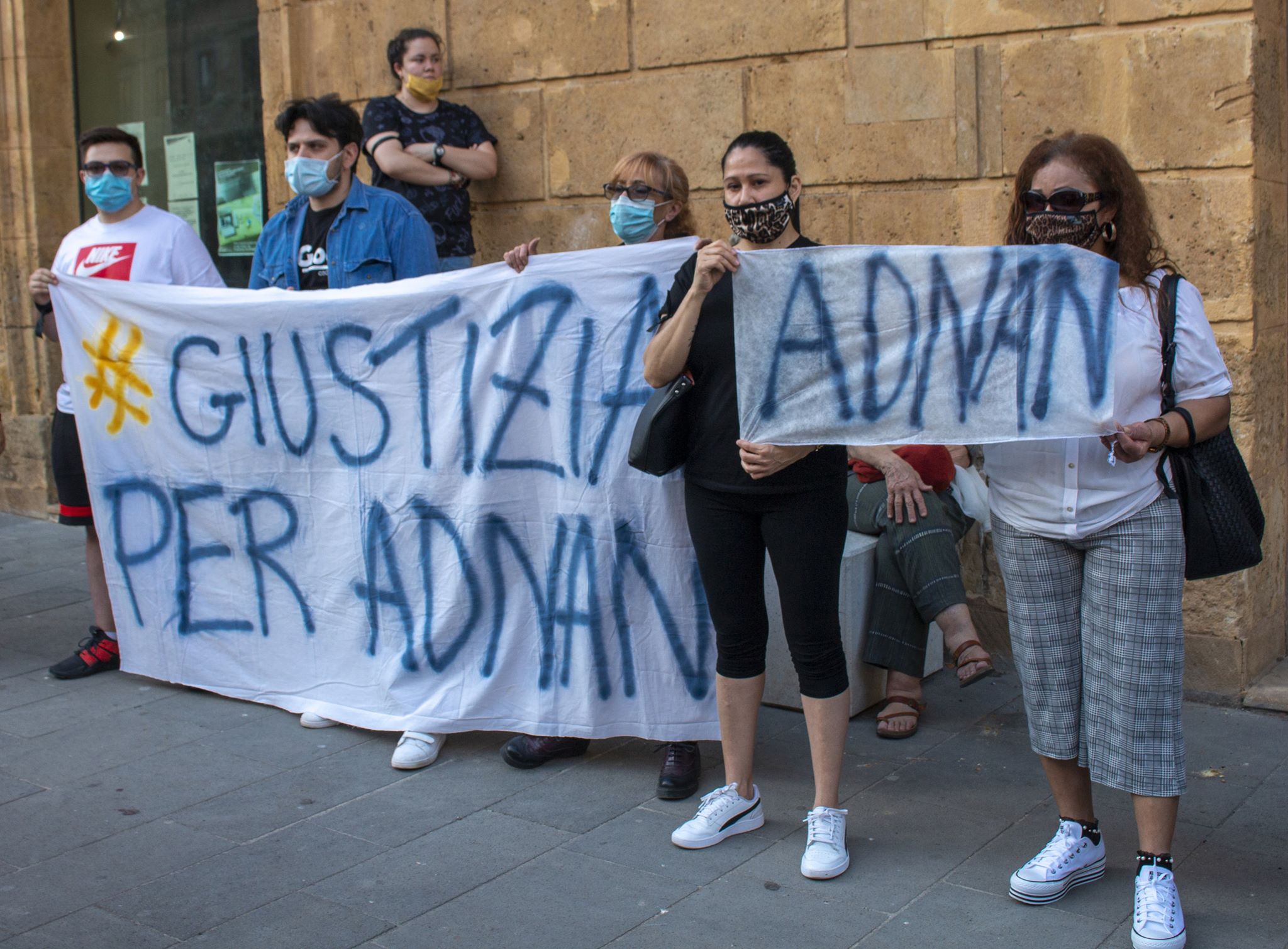 Striscioni, preghiere interreligiose e slogan in onore di Adnan Siddique: Caltanissetta chiede giustizia