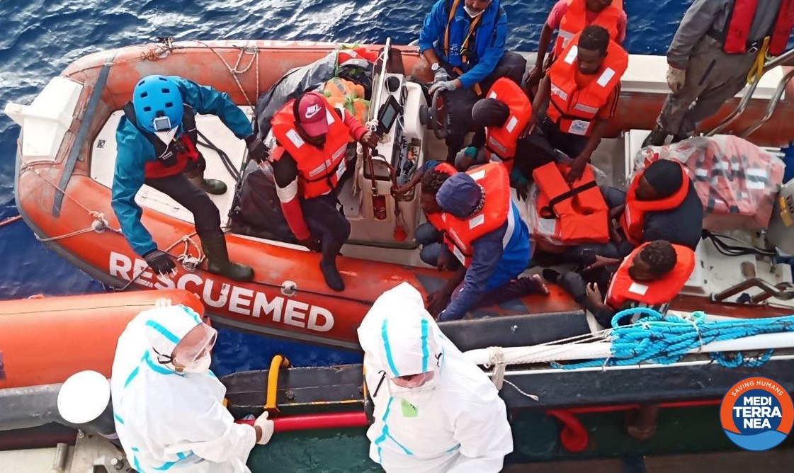 Salvati 67 migranti alla deriva nel Mediterraneo: nave Mar Jonio si dirige verso Pozzallo