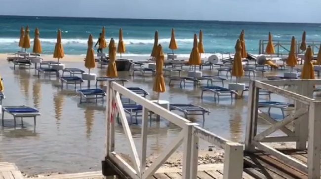Stagione balneare ancora ferma, ad aggravare la situazione arriva il maltempo
