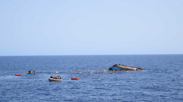 Naufragio Lampedusa, salgono a 7 le vittime: 9 i dispersi, all’hotspot già 660 migranti. Alcuni con Variante Delta