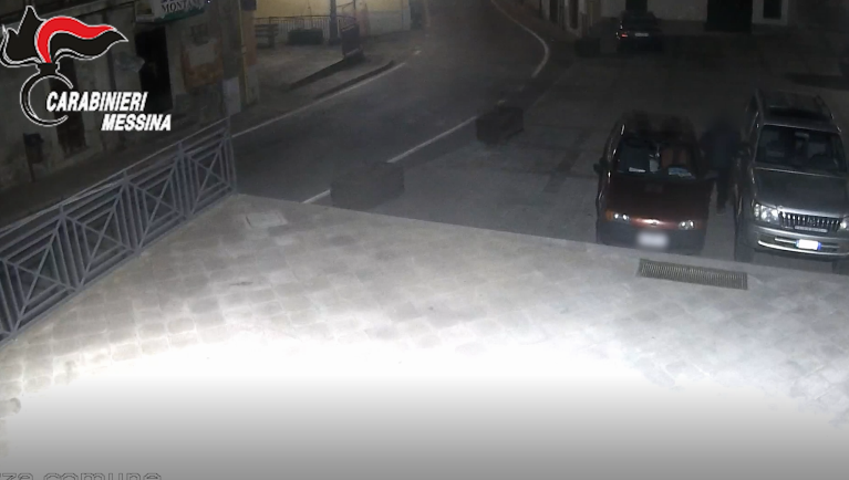 Efferata rapina in casa di un lontano parente 93enne, anziano immobilizzato e minacciato: arrestati due fratelli