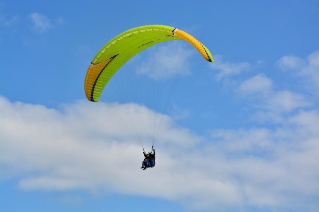 Precipita con il parapendio e si schianta sui binari: uomo in gravi condizioni