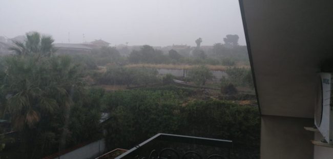 “Bomba” d’acqua su Catania e provincia, pioggia forte e tuoni fragorosi spezzano il pomeriggio etneo – VIDEO