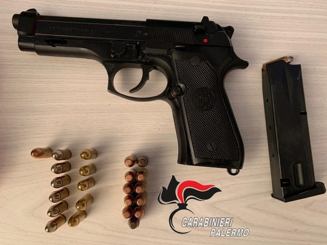 Ruba pistola e la nasconde nel comodino. Trovata carica e “pronta a sparare”: cartucce sotterrate