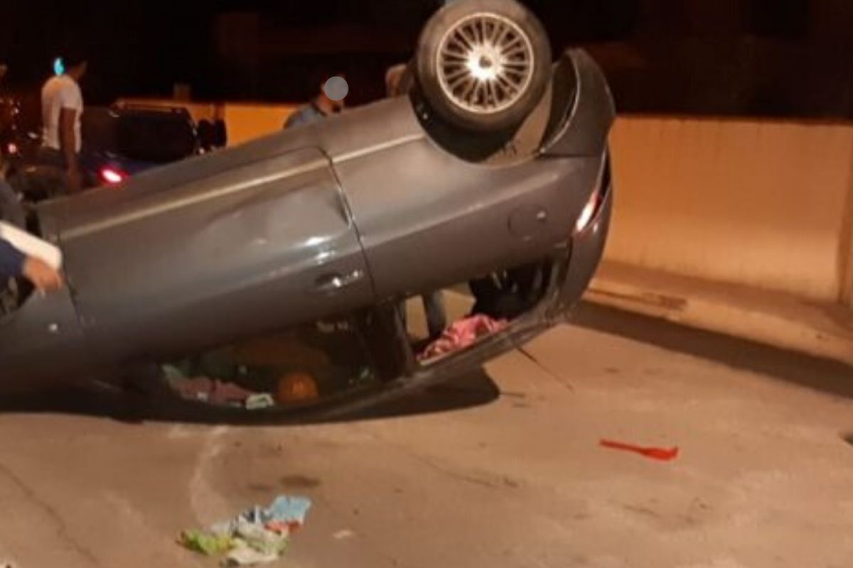 Paura per una famiglia, l’auto si ribalta: bimbo in lacrime, moglie urla ai passanti di chiamare i soccorsi