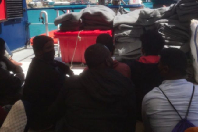 Approdata sulle coste siciliane la Sea Watch con a bordo 211 migranti dopo l’ok del governo