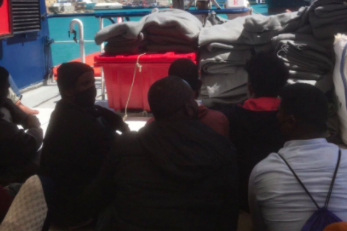 Approdata sulle coste siciliane la Sea Watch con a bordo 211 migranti dopo l’ok del governo