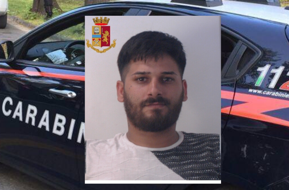 Controlli in casa di un 28enne, la cognata nasconde la droga nella grondaia: finiscono entrambi nei guai
