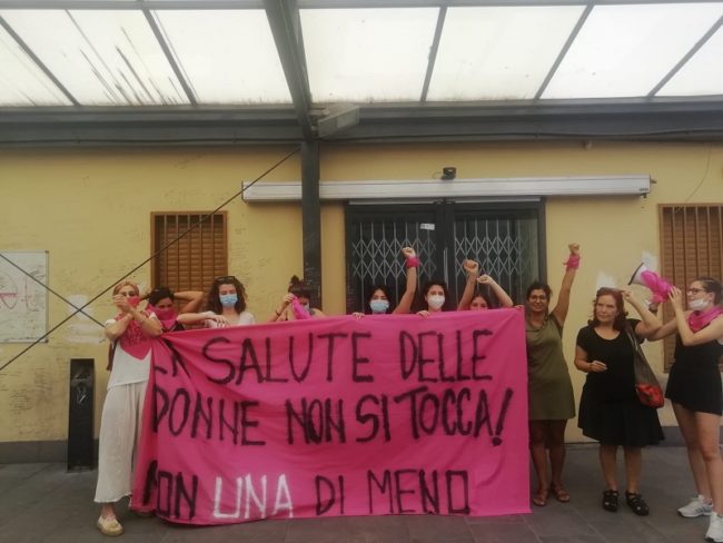 Catania, il consultorio non riapre e le attiviste scendono in piazza. “Contro questa società patriarcale”