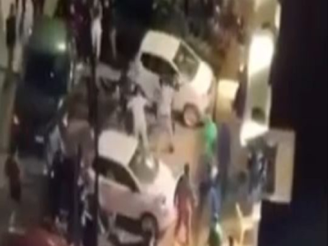 Maxi rissa dopo la mezzanotte, “azzuffata” per le strade: due giovani in ospedale