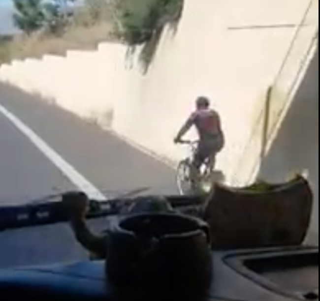 Shock lungo la A29, ciclista pedala la sua bici sulla corsia di emergenza – Il VIDEO