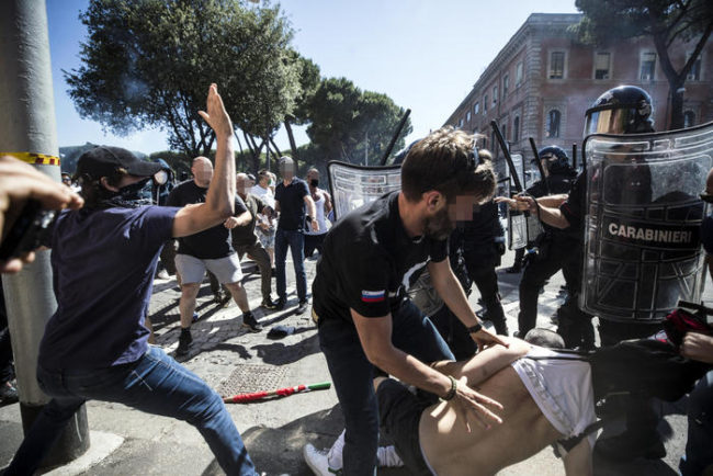 Alta tensione al Circo Massimo, ultras e Forza Nuova in piazza: scontri con la polizia e violenze, 8 fermati