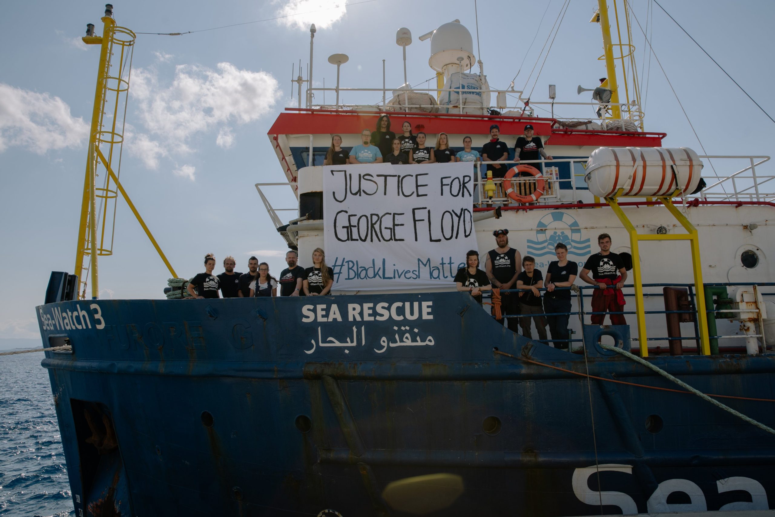 La Sea Watch saluta la Sicilia e torna in mare, l’annuncio dell’Ong su Twitter: “Il nostro equipaggio è a bordo”