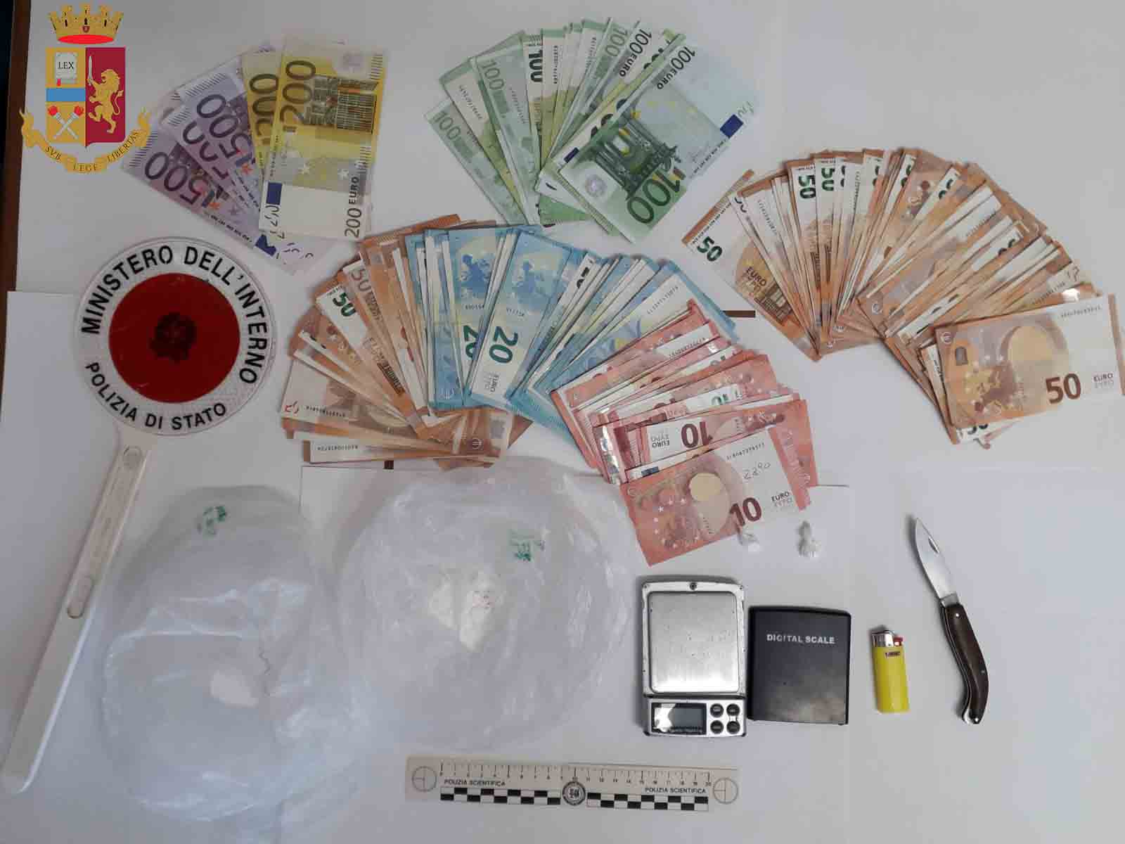 Blitz in casa di un pregiudicato: trovati oltre 50 grammi di droga e quasi 9mila euro