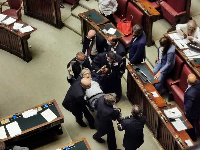 Vittorio Sgarbi “furioso” alla Camera, insulta magistrati e deputate: trascinato di peso fuori dall’Aula – VIDEO