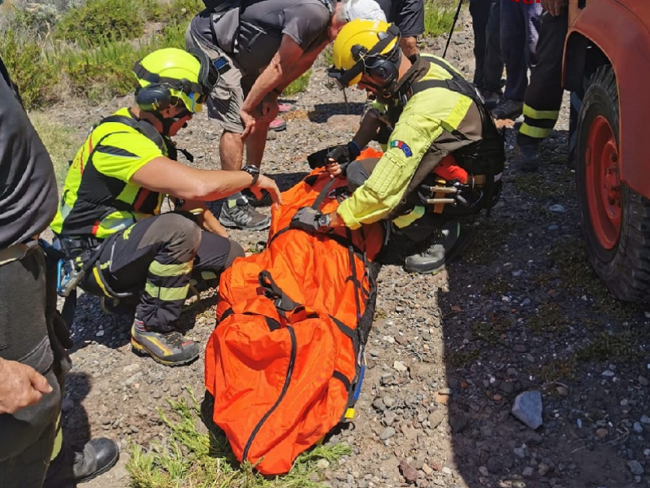 Precipita in un dirupo, vigili del fuoco di Catania in azione: ferita una donna