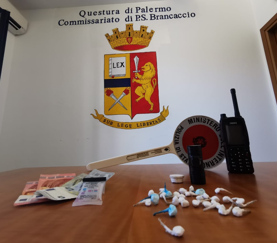 Droga nascosta nel manto stradale e in una cavità dell’auto: arrestati due pregiudicati