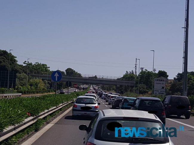 Assembramento in autostrada, auto incolonnate: i catanesi “fuggono” al mare – Le FOTO