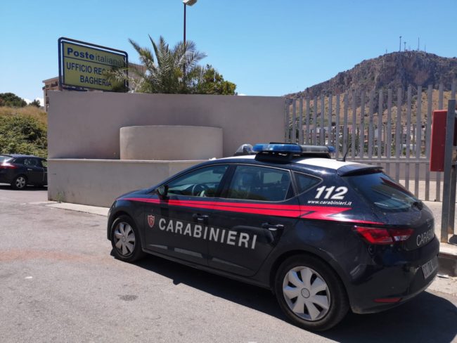 Rapina in Ufficio Postale, 20enne ruba pensione a un anziano: arrestato, si cercano i complici