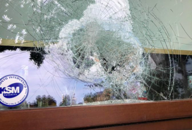 Vetrate in frantumi nel ristorante di Natale Giunta: “La serenità è un’utopia, lo Stato è assente”