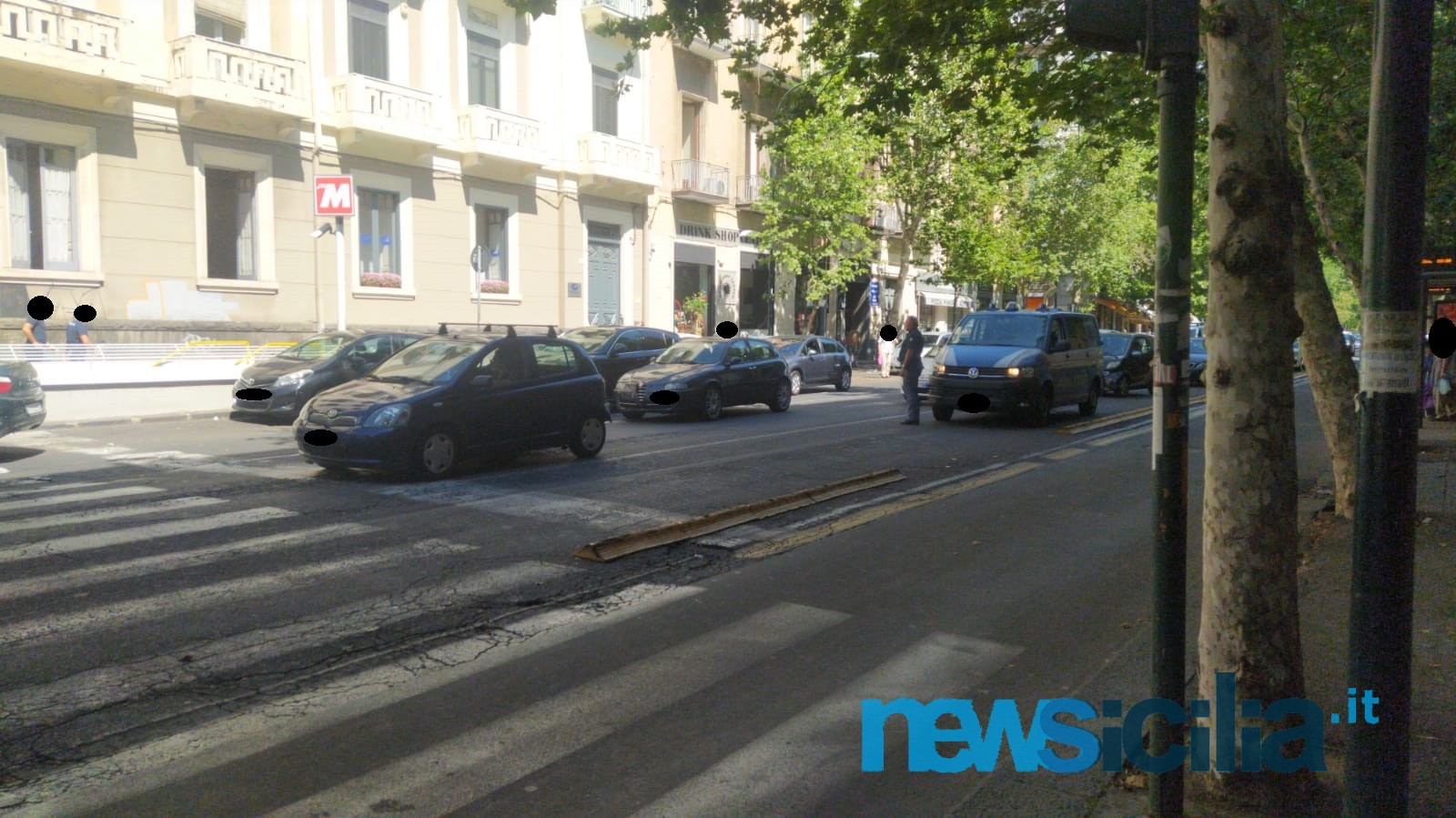 Lavavetri tenta di pulire vetro di un’auto, il “NO” del conducente scatena il panico al viale Vittorio Veneto