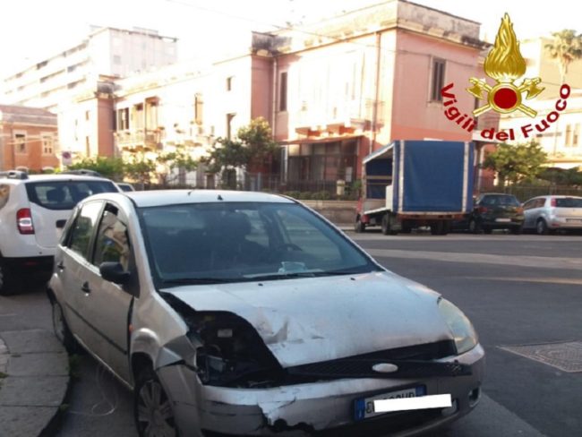 Auto rubata sfonda vetrina di mini market, all’interno divampa un incendio: indagini in corso